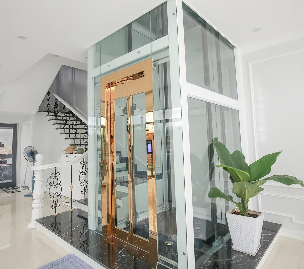 Ưu điểm của thang máy vách kính