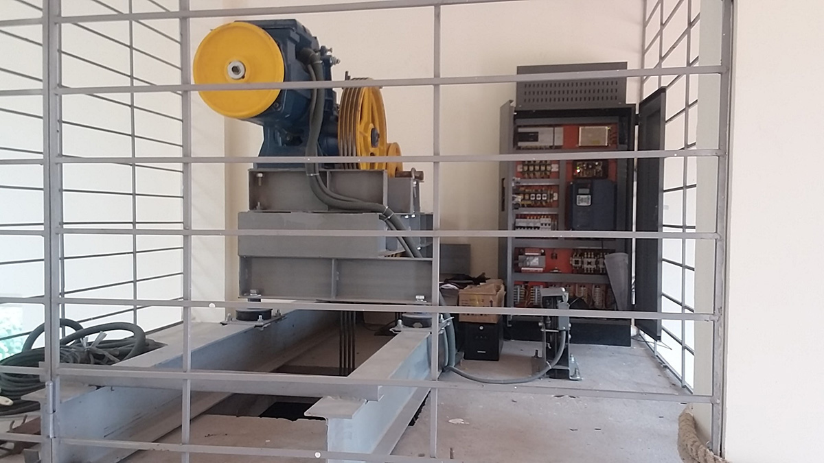 cong-suat-thang-may-co-phong-may